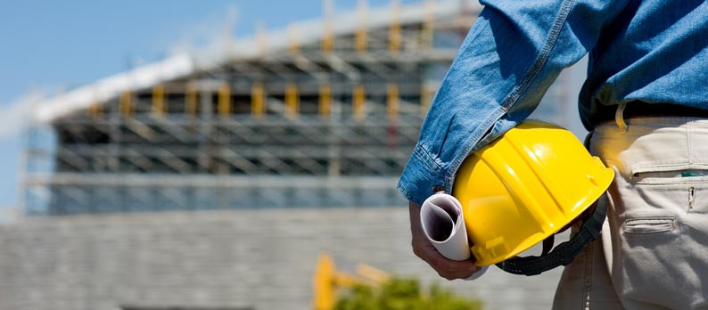 Sicherheit auf dem Bau und im Baunebengewerbe mit einem Helm