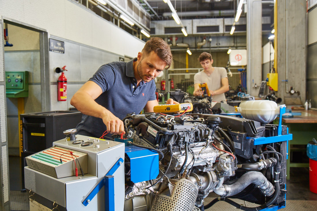 Kraftfahrzeugtechniker bei der praktischen Arbeit in der Werkstatt 