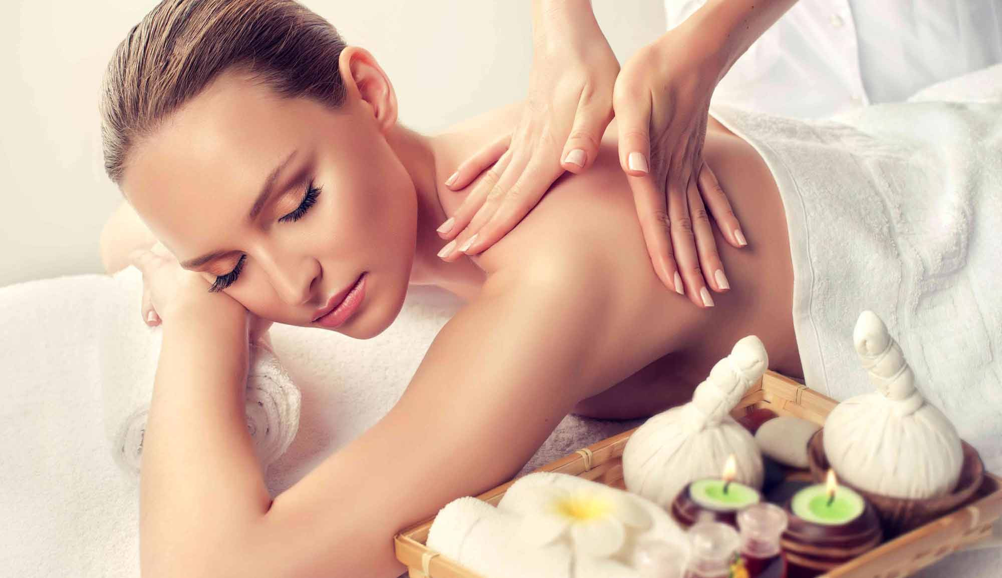 Frau bei Spa-Körpermassagebehandlung