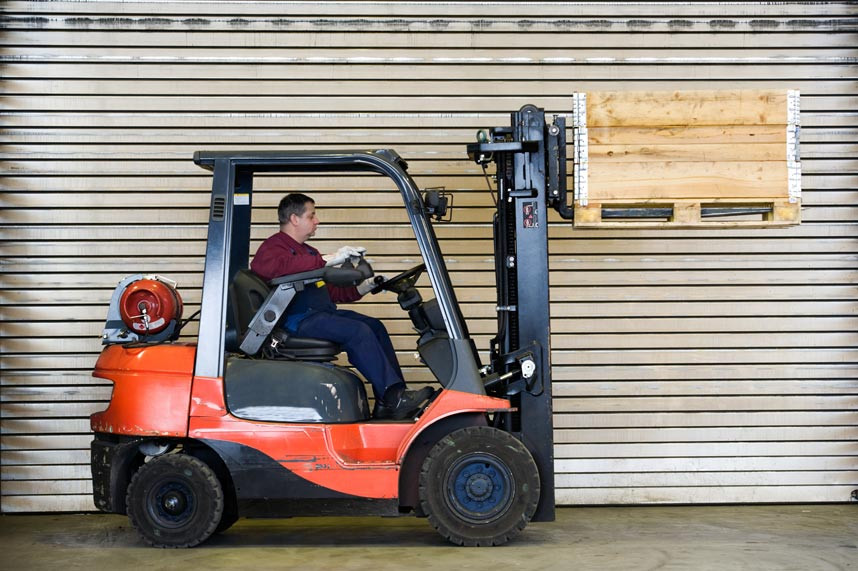 Ein Staplerführer bei der Arbeit in einer Industriehalle