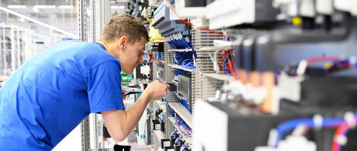 Ein Elektrotechniker bei der Arbeit