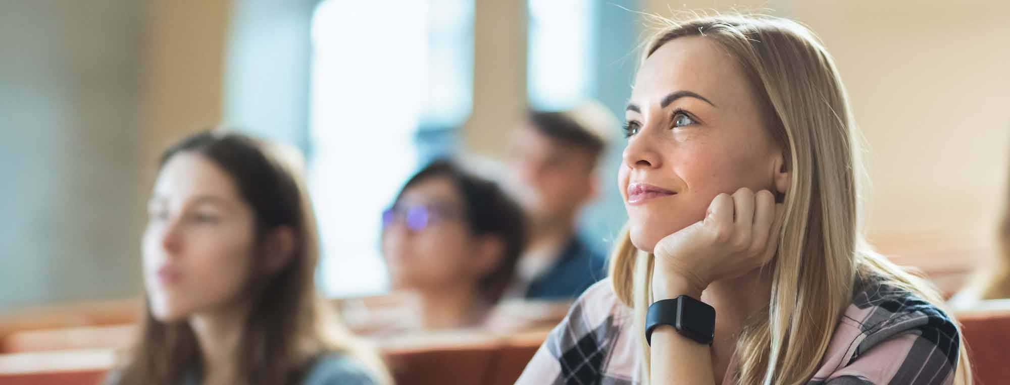 Frau, die aufmerksam einem Kurs zuhört