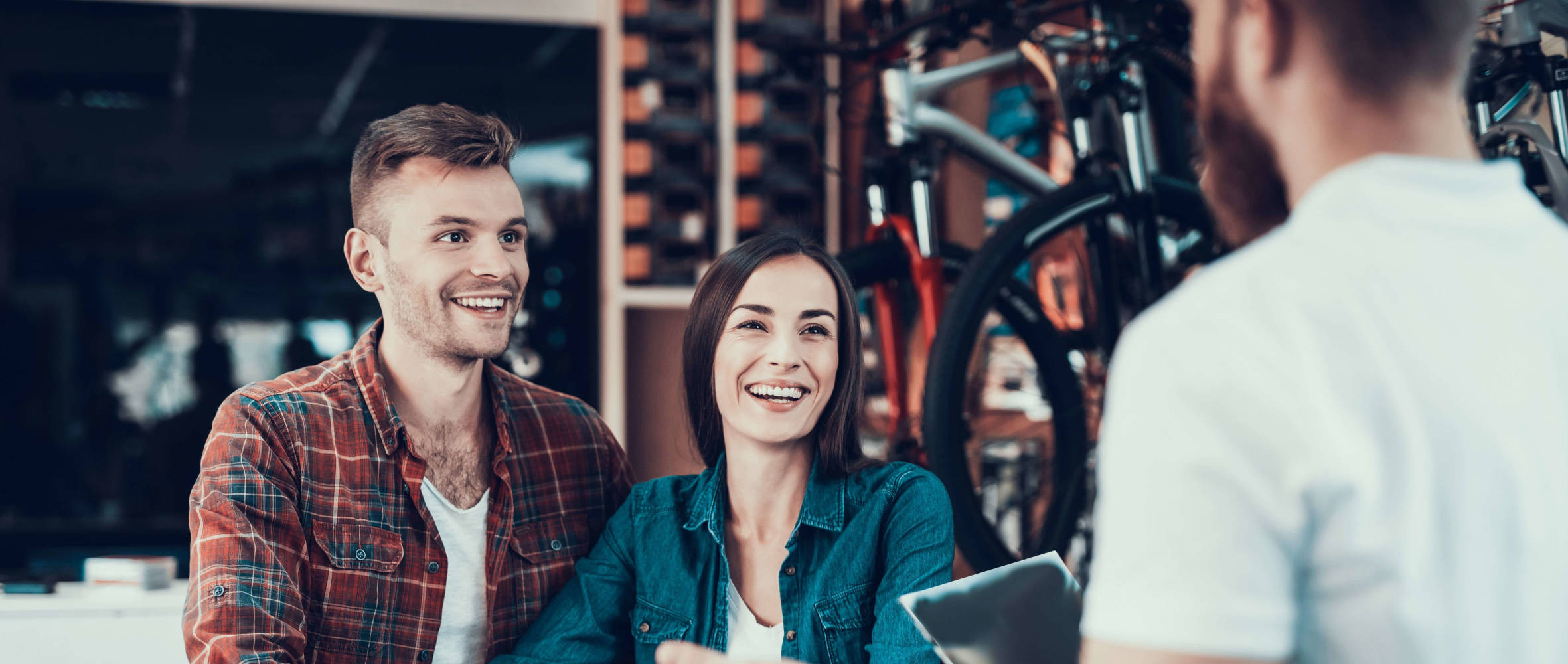 Ein Paar, das sich im Fahrradhandel beraten lässt