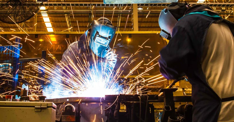 Spezialisten für Schweißtechnik bei der Arbeit in der Werkstatt