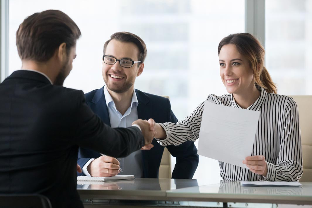 Verantwortliche für Personalmanagement übernehmen das Bewerbungsgespräch